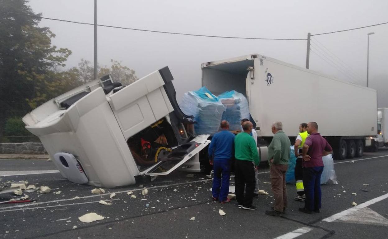 Un Cami N Pierde La Cabeza Tractora En Legutio Y Causa Retenciones En